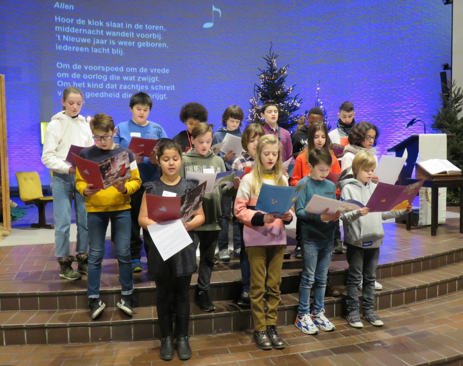 De vormelingen openen de wegwijzerviering met een gezongen nieuwjaarsbrief